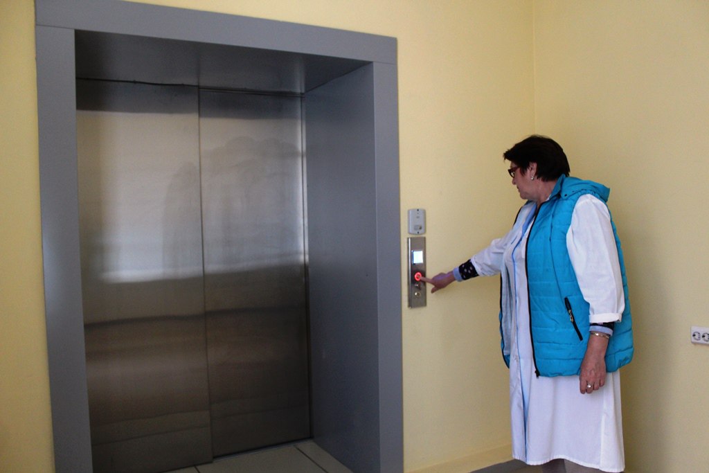 Включи про лифт. Лифтер грузового лифта. Нижний Новгород лифт в больнице. Грузовой лифт в больнице. Лифт в больнице с лифтером.
